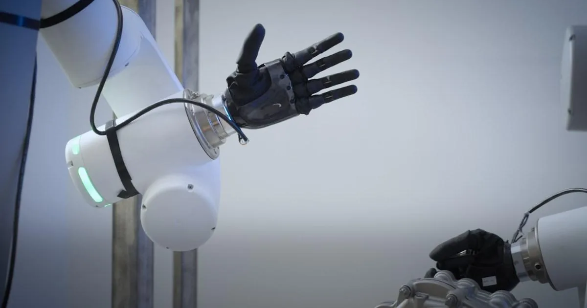 義手がロボットに“感触”を教える！人間の繊細な握りを再現へ