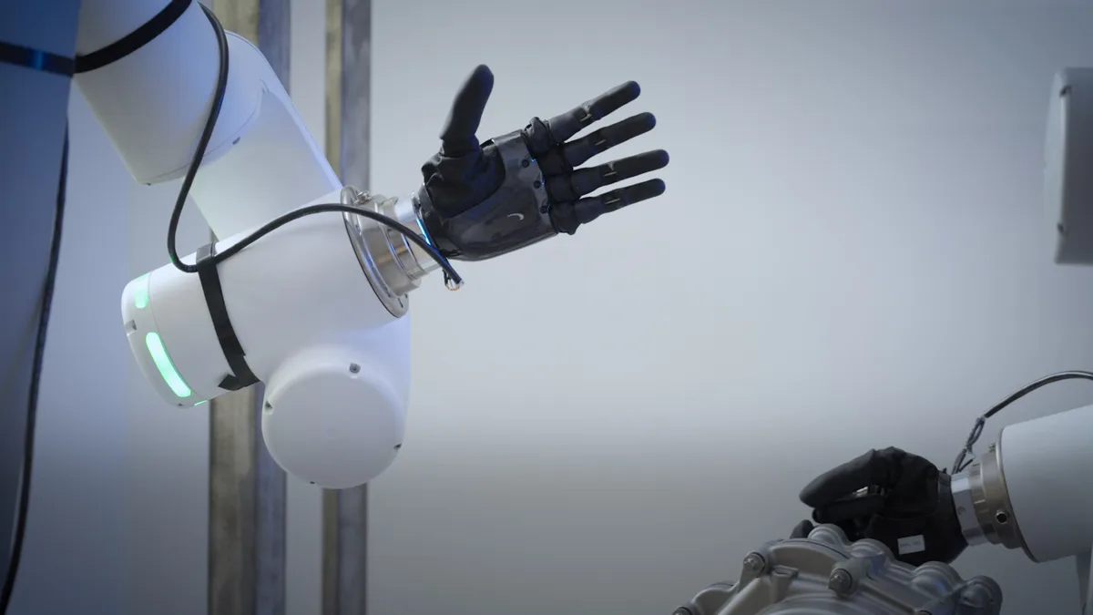 義手がロボットに“感触”を教える!人間の繊細な握りを再現へ