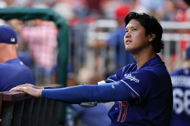 大谷翔平、右肘にチームメイトのスパイクが直撃…あわや大惨事の瞬間