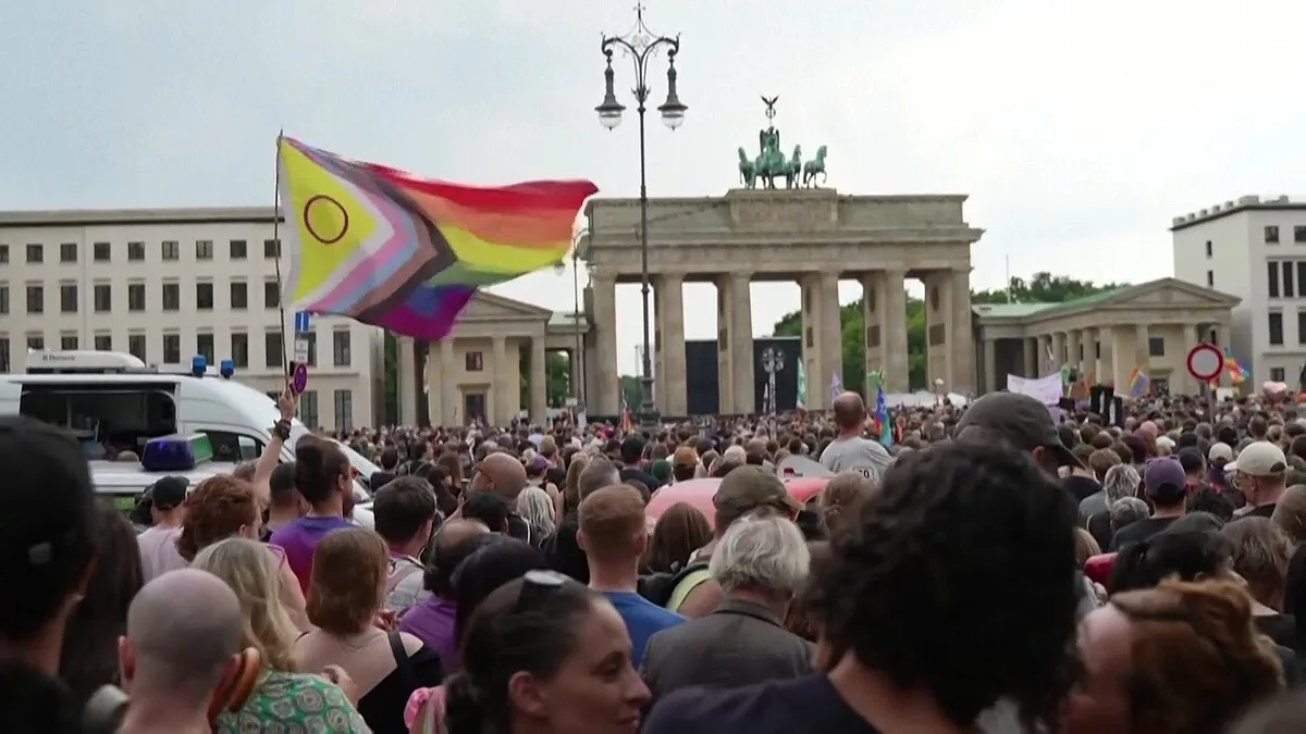 ベルリンLGBTイベントに車突入、30人死傷のテロ 容疑者を射殺