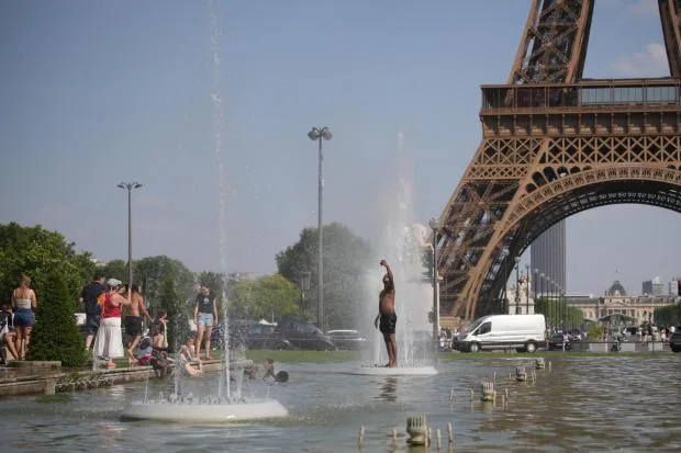 フランス熱波16日間で死者5千人超増…まさか若者も急増