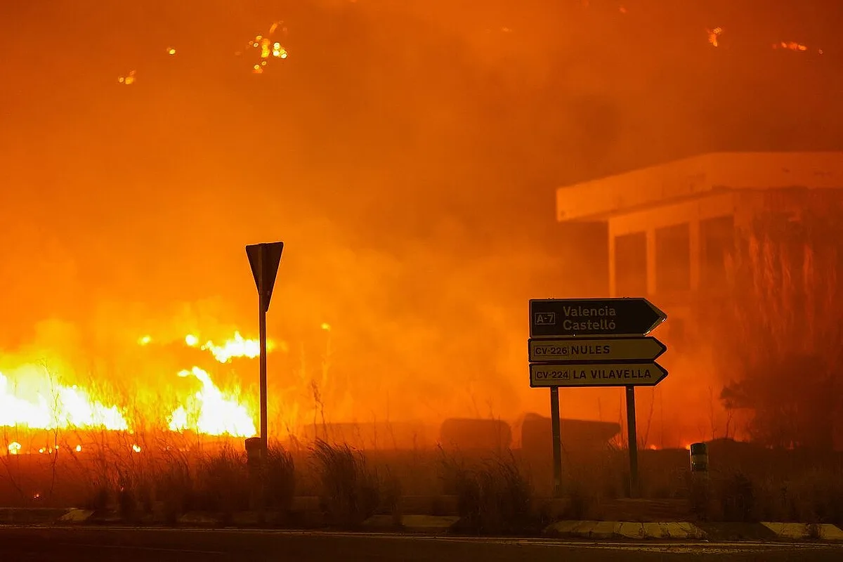 空がオレンジ色に…西欧で山火事拡大、30万人避難 米国では48度の猛暑