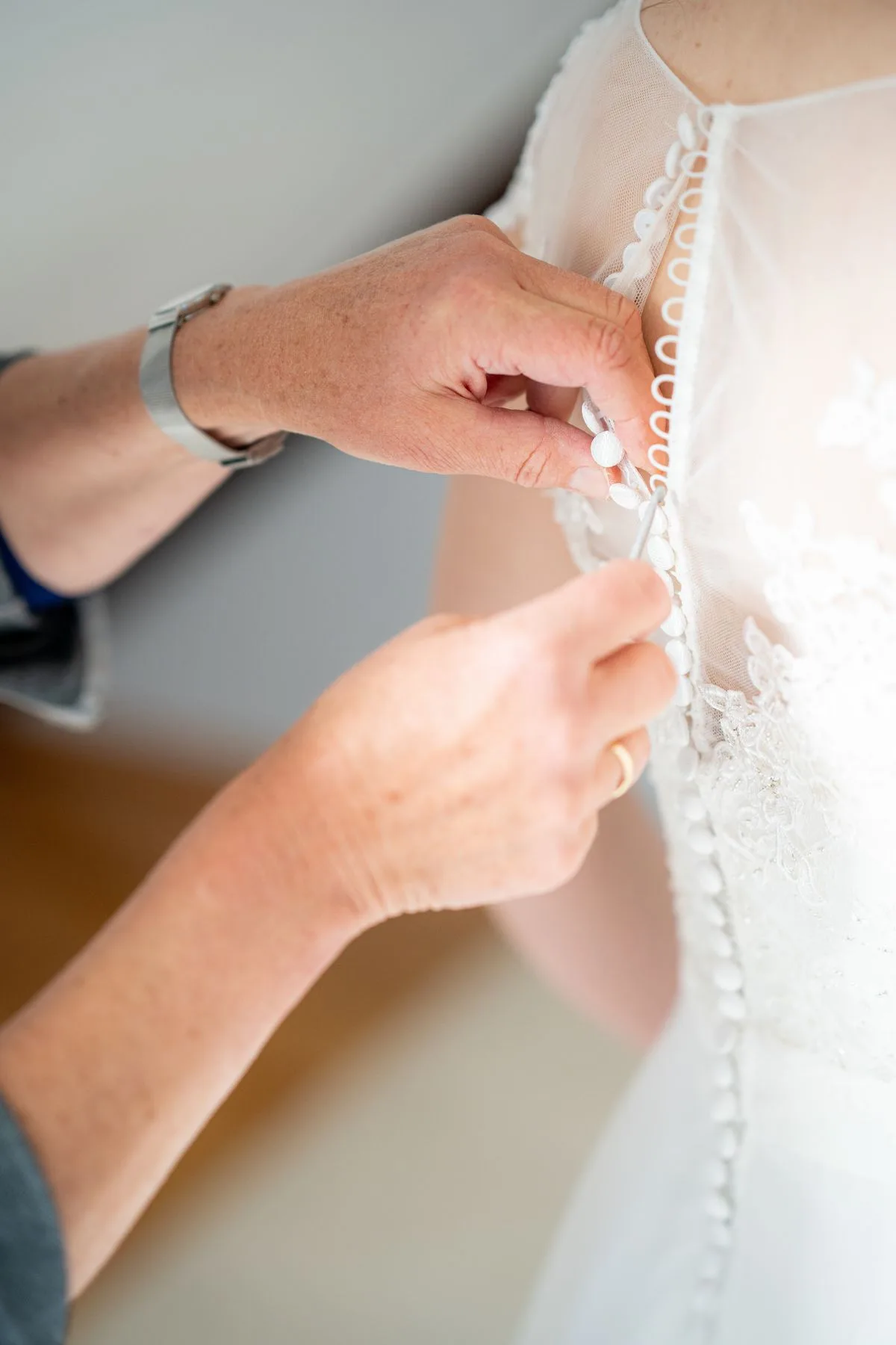 結婚式でドレスのジッパーが壊れた→銀行と2年バトルした花嫁の話