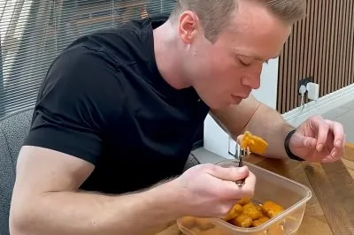 32歳英男性、1分でフィッシュスティック15本完食で世界記録