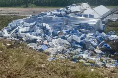 ピクルスが高速道路に大量流出、トラック横転で“串刺し”に