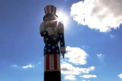 高さ65フィート、世界最大のくるみ割り人形がアメリカの小さな町に登場