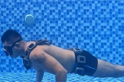 水中で86回腕立て伏せ！インド人ヨガ講師がギネス新記録